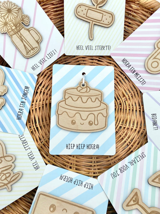 Kaartje met houten hanger taart "Hiep Hiep Hoera"