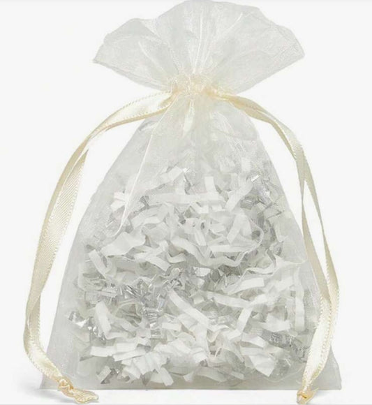 Tweedekans: 13 Ivoor organza zakjes groot