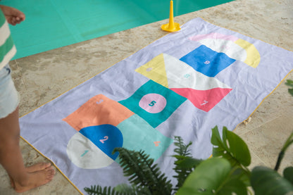 Play Towel - Strandhanddoek - Large - 180 x 100 cm - Hopscotch