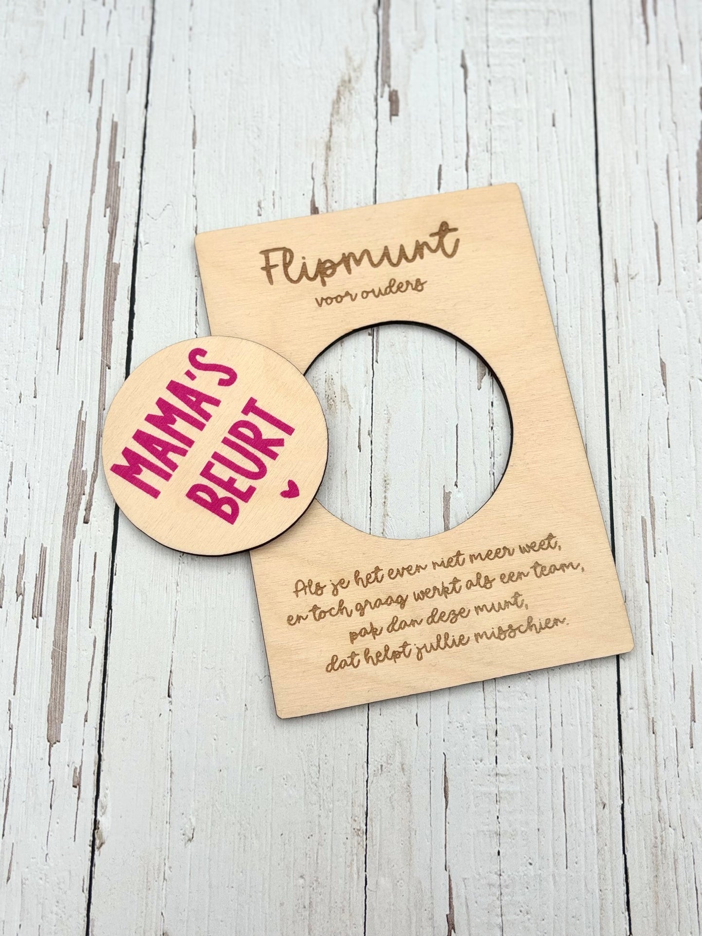 Houten kaart met flipmunt "Mama's of Papa's beurt"