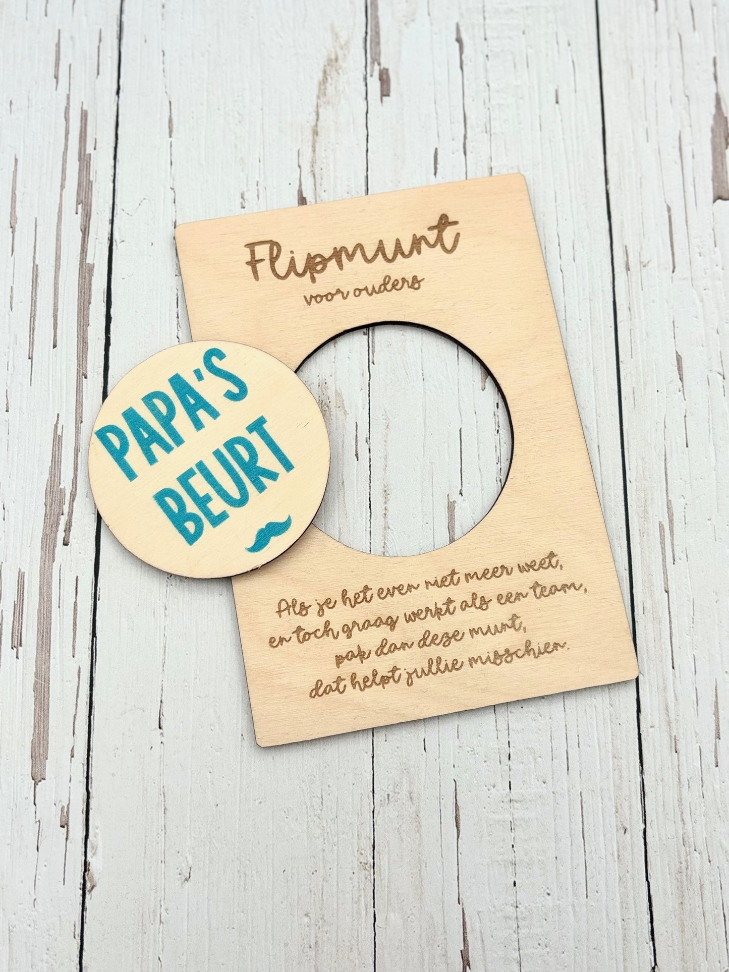 Houten kaart met flipmunt "Mama's of Papa's beurt"